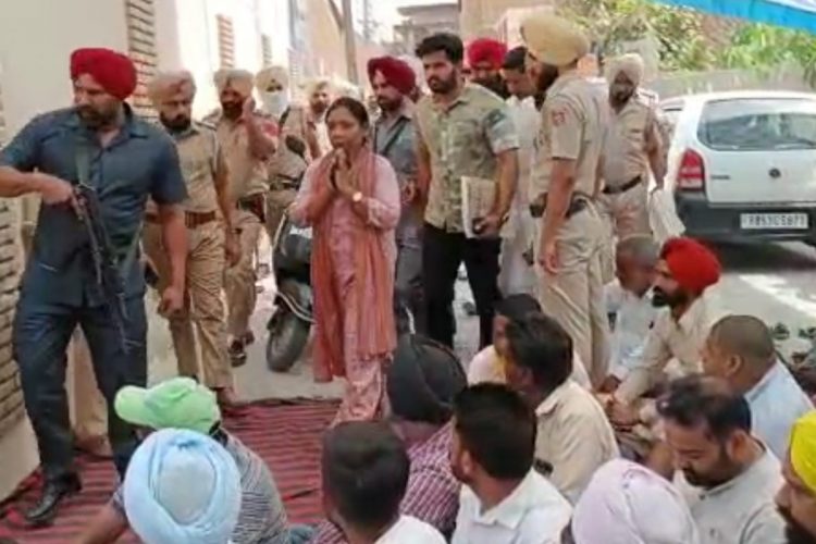 ਆਮ ਆਦਮੀ ਪਾਰਟੀ ਦੇ ਵਰਕਰਾਂ ਨੇ ਲਾਇਆ ਮੰਤਰੀ ਦੇ ਘਰ ਅੱਗੇ ਧਰਨਾ