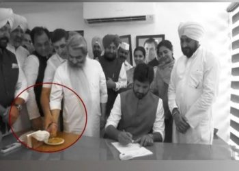ਭਾਰਤ ਭੂਸ਼ਣ ਆਸ਼ੂ ਦੇ ਹੱਥੋਂ ਪੰਜਾਬ ਕਾਂਗਰਸ ਦੇ ਇੰਚਾਰਜ ਹਰੀਸ਼ ਚੌਧਰੀ ਨੇ ਖੋਹੀ ਬਰਫੀ ਦੀ ਪਲੇਟ