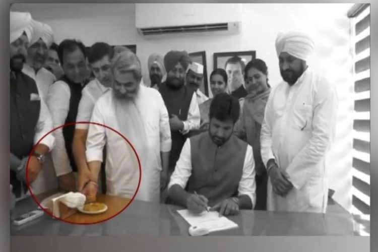 ਭਾਰਤ ਭੂਸ਼ਣ ਆਸ਼ੂ ਦੇ ਹੱਥੋਂ ਪੰਜਾਬ ਕਾਂਗਰਸ ਦੇ ਇੰਚਾਰਜ ਹਰੀਸ਼ ਚੌਧਰੀ ਨੇ ਖੋਹੀ ਬਰਫੀ ਦੀ ਪਲੇਟ