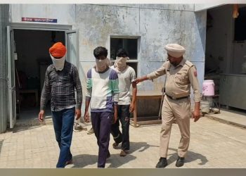 ਜੇਲ੍ਹ ਦੀ ਕੰਧ ਉਪਰੋਂ ਸਮਾਨ ਸੁੱਟਣ ਗਏ ਤਿੰਨ ਨੌਜਵਾਨ ਮੋਟਰਸਾਈਕਲ ਸਮੇਤ ਪੁਲਿਸ ਨੇ ਕੀਤੇ ਕਾਬੂ￼