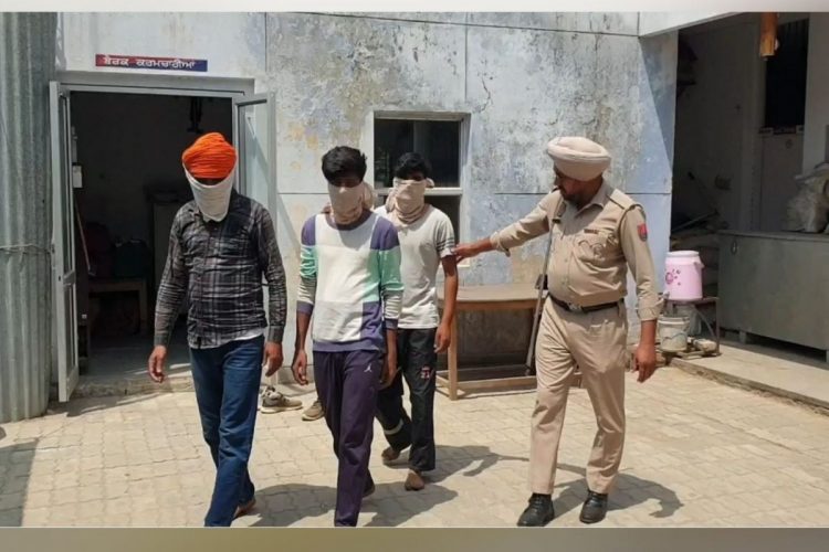ਜੇਲ੍ਹ ਦੀ ਕੰਧ ਉਪਰੋਂ ਸਮਾਨ ਸੁੱਟਣ ਗਏ ਤਿੰਨ ਨੌਜਵਾਨ ਮੋਟਰਸਾਈਕਲ ਸਮੇਤ ਪੁਲਿਸ ਨੇ ਕੀਤੇ ਕਾਬੂ￼