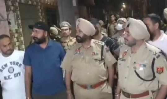 ਨੌਜਵਾਨਾਂ ਨੇ ਸ਼ਰੇਆਮ ਚਲਾਈਆਂ ਗੋਲੀਆਂ ਤੇ ਭੰਨੀਆਂ ਗੱਡੀਆਂ