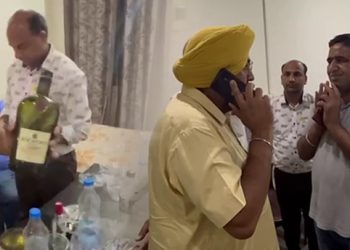ਚੌਂਕੀ ਇੰਚਾਰਜ ਸ਼ਰਾਬ ਪੀਂਦਾ ਵਿਧਾਇਕ ਨੇ ਮੌਕੇ ਤੇ ਫੜਿਆ,ਸਾਰੀ ਕਾਰਵਾਈ ਦੀ ਕੀਤੀ ਵੀਡੀਓ ਗ੍ਰਾਫੀ