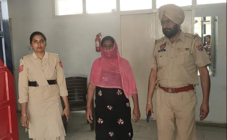 ਫੋਨ ‘ਤੇ ਧਮਕੀਆਂ ਦੇਣ ਵਾਲੀ ਔਰਤ ਨੂੰ ਬਾਘਾਪੁਰਾਣਾ ਪੁਲਿਸ ਨੇ ਕੀਤੀ ਗ੍ਰਿਫਤਾਰ ਐਨ.ਡੀ.ਪੀ.ਐਸ. ਐਕਟ ਤਹਿਤ ਮਾਮਲਾ ਦਰਜ,ਅਦਾਲਤ ਵਿੱਚ ਪੇਸ਼ ਕਰ ਲਿਆ ਰਿਮਾਂਡ