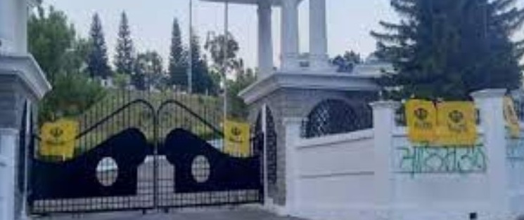 ਵਿਧਾਨ ਸਭਾ ਦੇ ਗੇਟ ਤੇ ਲੱਗੇ ਖਾਲਿਸਤਾਨੀ ਝੰਡੇ, ਸਰਕਾਰ ਨੂੰ ਹੱਥਾਂ ਪੈਰਾਂ ਦੀ ਪਈ