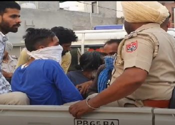 ਵਿਧਾਇਕ ਨੇ ਲੋਕਾਂ ਨੂੰ ਨਾਲ ਲੈਕੇ  ਨਸ਼ਾ  ਤਸਕਰਾਂ ਖਿਲਾਫ ਮਾਰੀ ਰੇਡ, ਮੌਕੇ ਤੇ ਦੋ ਪੁਲਿਸ ਮੁਲਾਜ਼ਮ ਵੀ  ਨਸ਼ਾ  ਖ਼ਰੀਦਣ ਆਏ ਫੜੇ ਗਏ