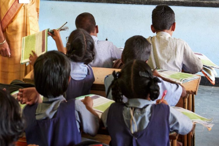 ਮੁੱਖ ਅਧਿਆਪਕਾ ਨੇ ਆਪਣੀ ਜਗ੍ਹਾ ਪੜਾਉਣ ਲਈ 5 ਹਜ਼ਾਰ ਰੁਪਏ ਤੇ ਰੱਖੀ ਲੜਕੀ, ਵੱਜਿਆ ਛਾਪਾ ਹੋਈ ਕਾਰਵਾਈ