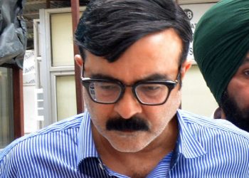 ਆਈ.ਏ.ਐਸ. ਅਧਿਕਾਰੀ ਸੰਜੇ ਪੋਪਲੀ ਦੇ ਘਰ ਵੀਜੀਲੈਂਸ ਦੀ ਰੇਡ ਦੋਰਾਨ ਚੱਲੀ ਸੀ ਗੋਲੀ, ਪੋਪਲੀ ਦੇ ਇਕਲੋਤੇ ਪੁਤਤਰ ਦੀ ਗੋਲੀ ਲੱਗਣ ਨਾਲ ਮੌਤ