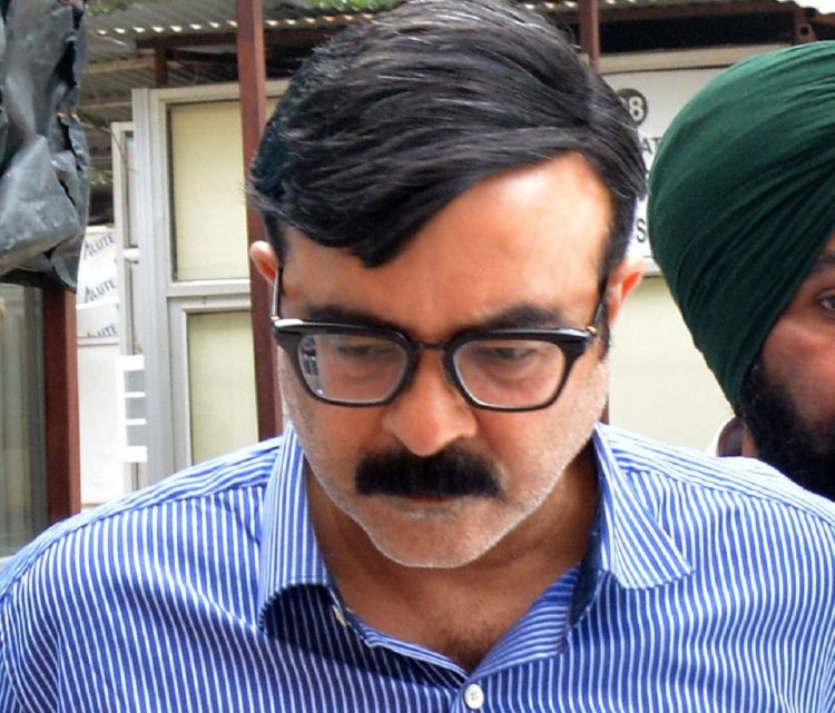 ਆਈ.ਏ.ਐਸ. ਅਧਿਕਾਰੀ ਸੰਜੇ ਪੋਪਲੀ ਦੇ ਘਰ ਵੀਜੀਲੈਂਸ ਦੀ ਰੇਡ ਦੋਰਾਨ ਚੱਲੀ ਸੀ ਗੋਲੀ, ਪੋਪਲੀ ਦੇ ਇਕਲੋਤੇ ਪੁਤਤਰ ਦੀ ਗੋਲੀ ਲੱਗਣ ਨਾਲ ਮੌਤ