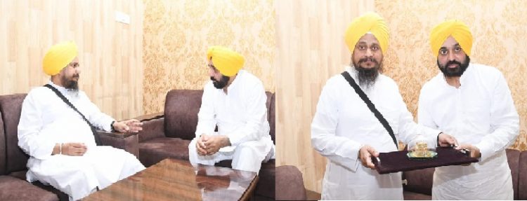 ਪੰਜਾਬ ਦੇ ਮੁੱਖ ਮੰਤਰੀ ਮਾਨ ਸ੍ਰੀ ਦਰਬਾਰ ਸਾਹਿਬ ਹੋਏ ਨਤਮਸਤਕ ਤੇ ਜਥੇਦਾਰ ਹਰਪ੍ਰੀਤ ਸਿੰਘ ਕੀਤੀ ਮੁਲਾਕਾਤ
