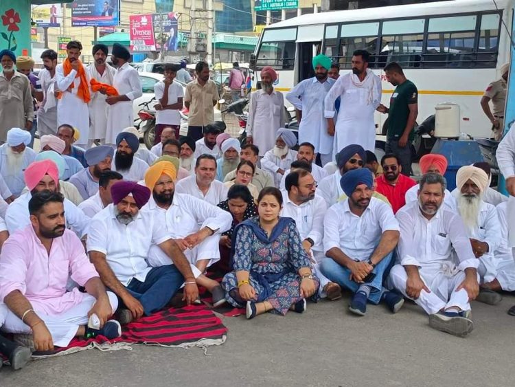 ਆਸ਼ੂ ਬਾਂਗੜ ਦੀ ਗ੍ਰਿਫਤਾਰੀ ਖਿਲਾਫ ਕਾਂਗਰਸੀ ਆਗੂਆਂ ਨੇ ਦੂਜੇ ਦਿਨ ਵੀ ਲਾਇਆ ਧਰਨਾ 