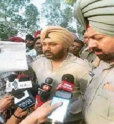 ਕਬੂਤਰਬਾਜ਼ੀ ਕੇਸ ਵਿੱਚ ਪੰਜਾਬੀ ਗਾਇਕ ਦਲੇਰ ਮਹਿੰਦੀ ਨੂੰ ਅਦਾਲਤ ਨੇ ਸੁਣਾਈ 2 ਸਾਲ ਦੀ ਸਜ਼ਾ, ਪੁਲਿਸ ਨੇ ਕੀਤਾ ਗ੍ਰਿਫਤਾਰ 