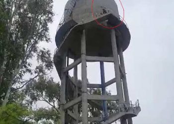 ਮੋਗਾ ਜ਼ਿਲ੍ਹੇ ਦੇ ਪਿੰਡ ਲੋਪੋਂ ਵਿਖੇ ਆਪਣੇ ਪਤੀ ਅਤੇ ਸਹੁਰੇ ਪਰਿਵਾਰ ਨਾਲ ਚਲਦੇ ਝਗੜੇ ਕਾਰਨ ਔਰਤ ਚੜ੍ਹੀ ਟੈਂਕੀ ਤੇ