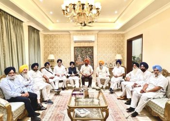 ਸ਼੍ਰੋਮਣੀ ਅਕਾਲੀ ਦਲ ਦੇ ਵੱਡੇ ਆਗੂਆਂ ਅਤੇ ਮਨਪ੍ਰੀਤ ਸਿੰਘ ਇਯਾਲੀ ਨੇ ਕੀਤੀ ਮੀਟਿੰਗ, ਸੁਖਬੀਰ ਸਿੰਘ ਬਾਦਲ ਨੂੰ ਪ੍ਰਧਾਨਗੀ ਪਦ ਤੋਂ ਕੀਤਾ ਜਾ ਸਕਦਾ ਲਾਂਭੇ: ਸੂਤਰ