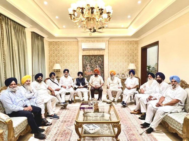 ਸ਼੍ਰੋਮਣੀ ਅਕਾਲੀ ਦਲ ਦੇ ਵੱਡੇ ਆਗੂਆਂ ਅਤੇ ਮਨਪ੍ਰੀਤ ਸਿੰਘ ਇਯਾਲੀ ਨੇ ਕੀਤੀ ਮੀਟਿੰਗ, ਸੁਖਬੀਰ ਸਿੰਘ ਬਾਦਲ ਨੂੰ ਪ੍ਰਧਾਨਗੀ ਪਦ ਤੋਂ ਕੀਤਾ ਜਾ ਸਕਦਾ ਲਾਂਭੇ: ਸੂਤਰ