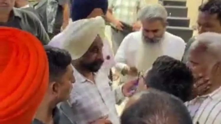 ਸਲੂਨ ਤੇ ਵਾਲ ਕਟਵਾ ਰਹੇ ਸਾਬਕਾ ਮੰਤਰੀ ਭਾਰਤ ਭੂਸ਼ਣ ਆਸ਼ੂ ਨੂੰ ਵਿਜੀਲੈਂਸ ਨੇ ਕੀਤਾ ਗ੍ਰਿਫਤਾਰ