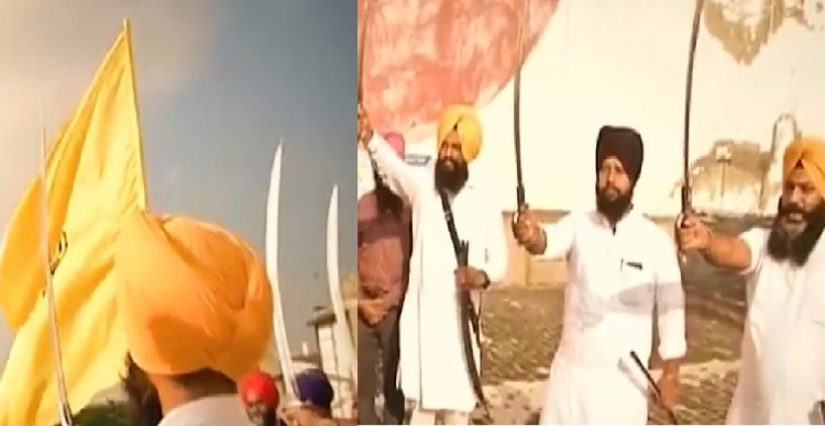 ਆਜ਼ਾਦੀ ਦੀ 75ਵੀਂ ਵਰ੍ਹੇਗੰਢ ਮੌਕੇ ਦਲ ਖਾਲਸਾ ਵੱਲੋਂ ਕੇਸਰੀ ਝੰਡਾ ਲਹਿਰਾਇਆ ਤੇ ਤਲਵਾਰਾਂ ਨਾਲ ਦਿੱਤੀ ਸਲਾਮੀ ,ਮੱਧ ਪ੍ਰਦੇਸ਼ ਵਿੱਚ ਗੁਰਦੁਆਰਾ ਸਾਹਿਬ ਉਪਰ ਤਿਰੰਗਾ ਝੰਡਾ ਲਹਿਰਾਉਣ ਨੂੰ ਲੈ ਕੇ ਮਾਮਲਾ ਭਖ ਗਿਆ ਹੈ