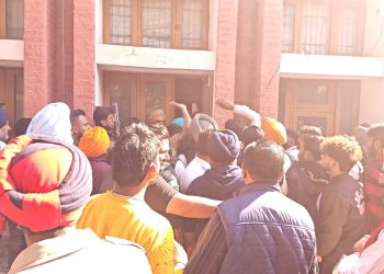 ਬਾਘਾਪੁਰਾਣਾ ਵਿੱਚ ਨਗਰ ਕੌਂਸਲ ਦੀਆਂ ਚੋਣਾਂ ਲੜਨ ਵਾਲਿਆਂ ਦੇ ਕਾਗਜ਼ ਭਰਨ ਦੌਰਾਨ ਸਮਰਿਥਕ ਹੋਏ ਥੱਪੜੋ ਥੱਪੜੀ।