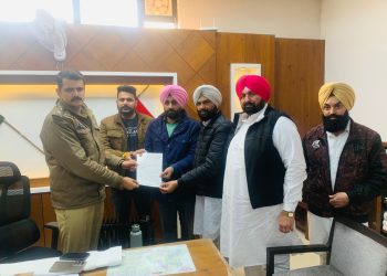ਬਾਘਾਪੁਰਾਣਾ ਸ਼ਹਿਰ ਵਿੱਚ ਹੋ ਰਹੀਆਂ ਲੁੱਟਾਂ ਖੋਹਾਂ ਨੂੰ ਲੈਕੇ ਕਾਂਗਰਸੀ ਆਗੂਆਂ ਨੇ ਐਸ ਐਸ ਪੀ ਮੋਗਾ ਨੂੰ ਦਿੱਤਾ ਮੰਗ ਪੱਤਰ, ਜਲਦੀ ਫੜੋ ਲੁਟੇਰੇ ਨਹੀਂ ਤਾਂ ਸੰਘਰਸ਼ ਕਰਨ ਲਈ ਹੋਵਾਂਗੇ ਮਜਬੂਰ, ਆਗੂ 