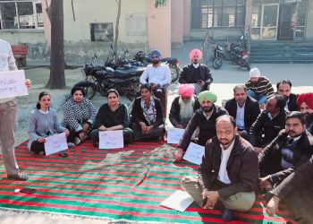 ਆਪ ਵਿਧਾਇਕ ਦੇ ਭਰਾ ਵੱਲੋਂ ਵਕੀਲ ਦੀ ਕੁਟਮਾਰ ਖਿਲਾਫ ਬਾਰ ਐਸੋਸੀਏਸ਼ਨ ਬਾਘਾਪੁਰਾਣਾ ਨੇ ਕੀਤਾ ਰੋਸ਼ ਪ੍ਰਦਰਸਨ,ਲਗਾਇਆ ਧਰਨਾ 