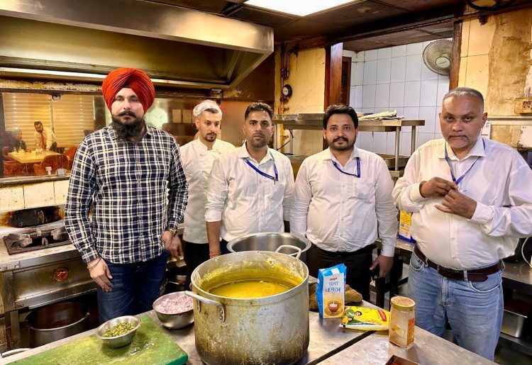 ਵਿਜੀਲੈਂਸ ਵਿਭਾਗ ਨੇ ਫਿਟਨਸ ਪਾਸਿੰਗ ਸੈਂਟਰ, ਅਤੇ ਫੂਡ ਸੇਫਟੀ ਵਿੰਗ ਮੋਹਾਲੀ ਵਿੰਗ ਨਾਲ ਸਾਂਝੀ ਕਾਰਵਾਈ ਕਰਦਿਆ ਭੋਜਨ ਸੁਰੱਖਿਆ ਨਿਯਮਾਂ ਦੀ ਸਖਤੀ ਨਾਲ ਪਾਲਣਾ ਕਰਵਾਉਣ ਲਈ ਪੰਜਾਬ ਵਿੱਚ ਚੈਕਿੰਗ ਕੀਤੀ ਸ਼ੁਰੂ