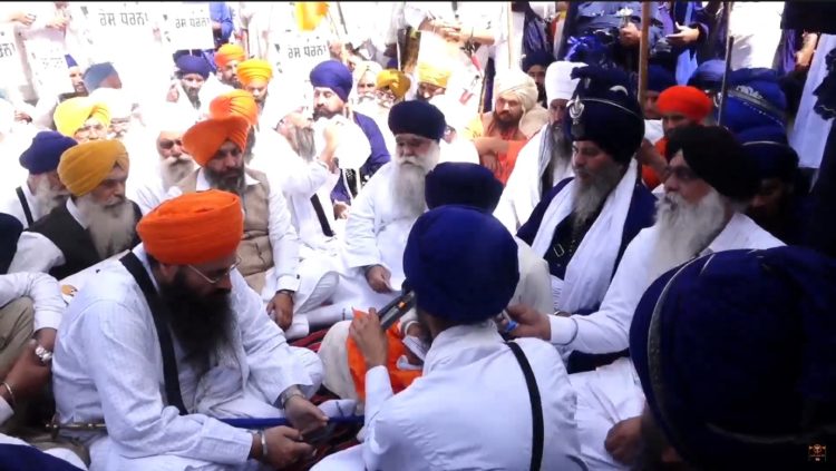 ਦਮਦਮੀ ਟਕਸਾਲ ਦੇ ਪ੍ਰਦਰਸ਼ਨ ਦੇ ਮੱਦੇਨਜ਼ਰ, ਸ਼੍ਰੋਮਣੀ ਕਮੇਟੀ ਮੁੱਖ ਦਫ਼ਤਰ ਦੇ ਬਾਹਰ ਕੀਤੇ ਗਏ ਸਖ਼ਤ ਸੁਰੱਖਿਆ ਪ੍ਰਬੰਧ ,ਸਥਿਤੀ ਬਣੀ ਤਣਾਅਪੂਰਨ