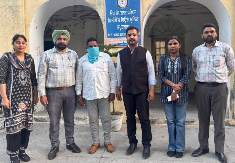 15,000 ਰੁਪਏ ਰਿਸ਼ਵਤ ਲੈਂਦਾ ਪੰਚਾਇਤ ਸਕੱਤਰ ਵਿਜੀਲੈਂਸ ਵਿਭਾਗ ਵੱਲੋਂ ਕਾਬੂ; ਗ੍ਰਿਫ਼ਤਾਰੀ ਤੋਂ ਬਚਦਾ ਬੀ.ਡੀ.ਪੀ.ਓ. ਮੌਕੇ ਤੋਂ ਹੋਇਆ ਫਰਾਰ