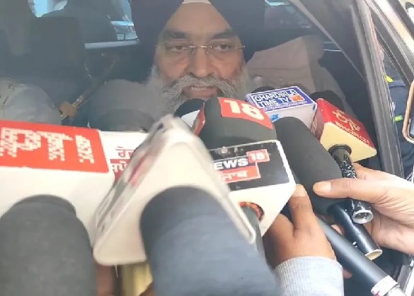 ਸਿੱਖ ਜਥੇਬੰਦੀਆਂ ਵੱਲੋਂ ਅੰਤ੍ਰਿੰਗ ਕਮੇਟੀ ਦੇ ਜਥੇਦਾਰਾਂ ਨੂੰ ਸੇਵਾਵਾਂ ਤੋਂ ਫਾਰਗ ਤੋਂ ਬਾਅਦ, ਸ਼੍ਰੋਮਣੀ ਅਕਾਲੀ ਦਲ ਵਿੱਚ ਘਮਸਾਣ ਮੱਚ ਗਿਆ ਹੈ। ਗਿਆਨੀ ਰਘਬੀਰ ਸਿੰਘ ਨੇ ਕੀਤੀ ਪ੍ਰੈਸ ਨਾਲ ਗੱਲ
