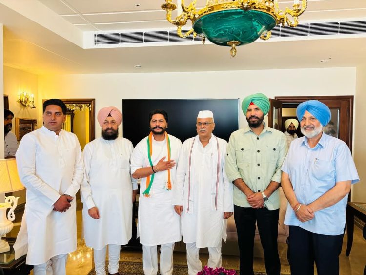 ਪਿਛਲੇ ਲੰਬੇ ਸਮੇਂ ਤੋਂ ਕਾਂਗਰਸ ਵਿੱਚ ਮੁੜ ਸ਼ਾਮਲ ਹੋਣ ਲਈ ਤਰਲੋਮੱਛੀ ਹੋ ਰਹੇ ਦਲਬੀਰ ਗੋਲਡੀ ਨੂੰ ਆਖਰਕਾਰ ਕਾਂਗਰਸ ਪਾਰਟੀ ਨੇ ਕੀਤਾ ਸ਼ਾਮਲ।