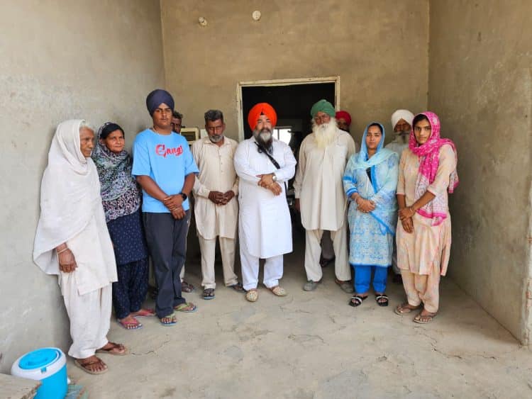 ਕਣਕ ਸੜਨ ਨਾਲ ਹੋਏ ਵੱਡੇ ਨੁਕਸਾਨ ਕਰਕੇ ਪੀੜਤ ਪਰਿਵਾਰ ਨੂੰ ਮਿਲਣ ਪਹੁੰਚੇ ਫਰੀਦਕੋਟ ਦੇ ਐਮ ਪੀ ਸਰਬਜੀਤ ਸਿੰਘ ਖਾਲਸਾ
