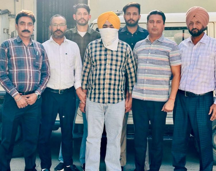 ਪੰਜਾਬ ਸਰਕਾਰ ਦੀ ਭ੍ਰਿਸ਼ਟਾਚਾਰ ਵਿਰੁੱਧ ਮੁਹਿੰਮ: ਵਿਜੀਲੈਂਸ ਵਿਭਾਗ ਵੱਲੋਂ ਰਿਸ਼ਵਤ ਲੈਂਦਾ ਕਲਰਕ ਰੰਗੇ ਹੱਥੀਂ ਕਾਬੂ