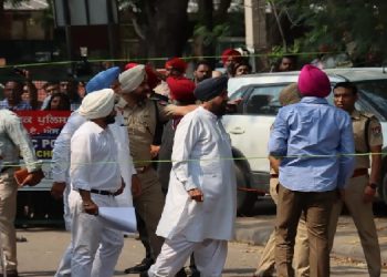 ਪੰਜਾਬ ਵਿੱਚ  50 ਬੰਬਾਂ ਵਾਲੇ ਬਿਆਨ ਨੂੰ ਲੈਕੇ ਪ੍ਰਤਾਪ ਸਿੰਘ ਬਾਜਵਾ ਤੋਂ ਪੁਲਿਸ ਵੱਲੋਂ ਮੋਹਾਲੀ ਸਾਈਬਰ ਥਾਣੇ ਵਿੱਚ ਕੀਤੀ ਜਾ ਰਹੀ ਹੈ ਪੁੱਛਗਿੱਛ 