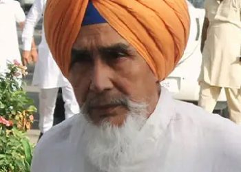 ਪੰਜ ਮੈਂਬਰੀ ਕਮੇਟੀ ਦੇ ਸਮਰਥਕ ਅਤੇ ਸਾਬਕਾ ਮੰਤਰੀ ਨੂੰ ਅਮਰੀਕਾ ਜਾਣ ਤੋਂ ਰੋਕਿਆ ਅਤੇ ਪਾਸਪੋਰਟ ਕੀਤਾ ਜ਼ਬਤ 