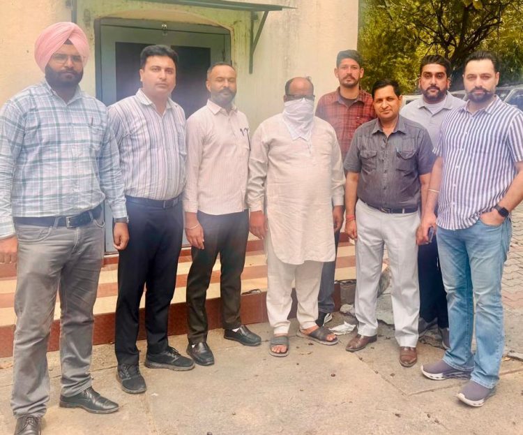 ਡੀ.ਈ.ਓ. ਦਫ਼ਤਰ ਦਾ ਕਲਰਕ ਅਧਿਆਪਕ ਤੋਂ ਦੂਜੀ ਕਿਸ਼ਤ ਦੇ 20000 ਰੁਪਏ ਰਿਸ਼ਵਤ ਲੈਂਦਾ ਰੰਗੇ ਹੱਥੀਂ ਕਾਬੂ