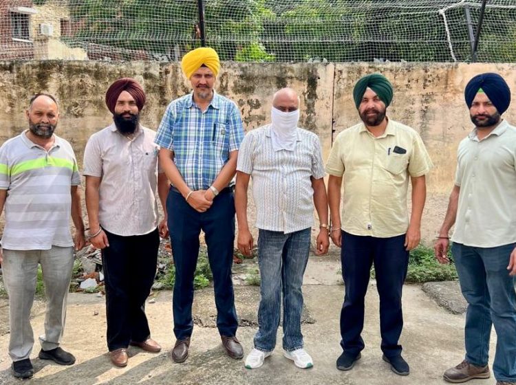 ਵਿਜੀਲੈਂਸ ਵਿਭਾਗ ਵੱਲੋਂ13000 ਰੁਪਏ ਰਿਸ਼ਵਤ ਲੈਂਦਾ ਬਲਾਕ ਅਫ਼ਸਰ ਰੰਗੇ ਹੱਥੀਂ ਕਾਬੂ