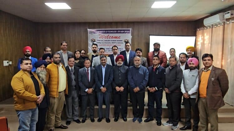 ਵਾਈਸ ਚਾਂਸਲਰ ਪ੍ਰੋ. ਸੰਜੀਵ ਕੁਮਾਰ ਸ਼ਰਮਾ ਵੱਲੋਂ “ਯੂਨੀਵਰਸਿਟੀ ਆਪ ਦੇ ਦੁਆਰ” ਅਧੀਨ ਪੰਜਾਬ ਇੰਸਟੀਚਿਉਟ ਆਫ ਟੈਕਨਾਲਜੀ, ਜੀ.ਟੀ.ਬੀ ਗੜ ਰੋਡੇ (ਮੋਗਾ) ਵਿਖੇ ਮੋਗਾ ਜਿਲੇ ਦੇ ਐਫੀਲੇਟਡ ਕਾਲਜਾਂ ਨਾਲ ਕੀਤੀ ਮੀਟਿੰਗ।