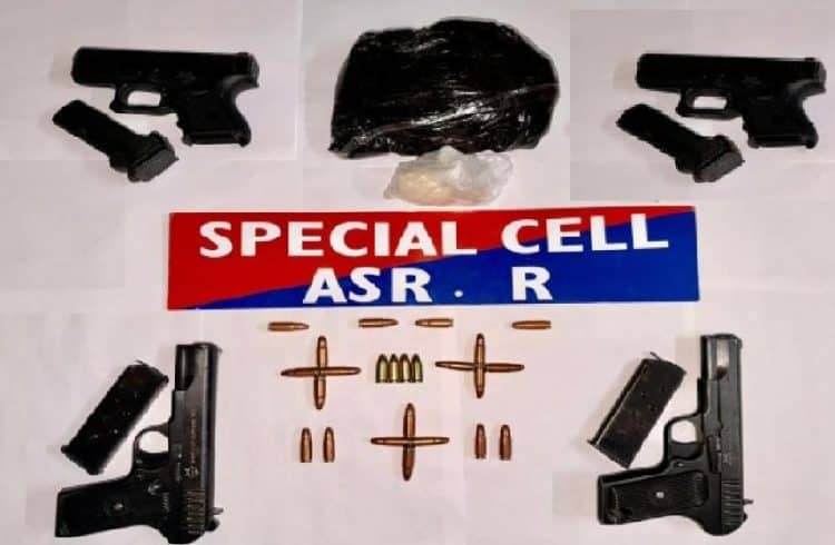 ਪੁਲਿਸ ਨੇ ਨਸ਼ਾ ਤਸਕਰਾਂ ਨੂੰ ਪਿਸਤੌਲਾਂ ਅਤੇ ਇੱਕ ਕਿਲੋ ਤੋਂ ਅਫ਼ੀਮ ਸਮੇਤ ਕੀਤਾ ਕਾਬੂ 