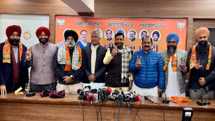 ਪੰਜਾਬ ਦੇ ਦੋ ਵੱਡੇ ਲੀਡਰ ਬੀਜੇਪੀ ਵਿੱਚ ਹੋਏ ਸ਼ਾਮਲ, ਮੁੱਖ ਮੰਤਰੀ ਮਾਨ ਦਾ ਸਾਬਕਾ ਓਐਸਡੀ ਵੀ ਬਣਿਆ ਭਾਜਪਾ ਦਾ ਸੱਚਾ ਸਿਪਾਹੀ ।