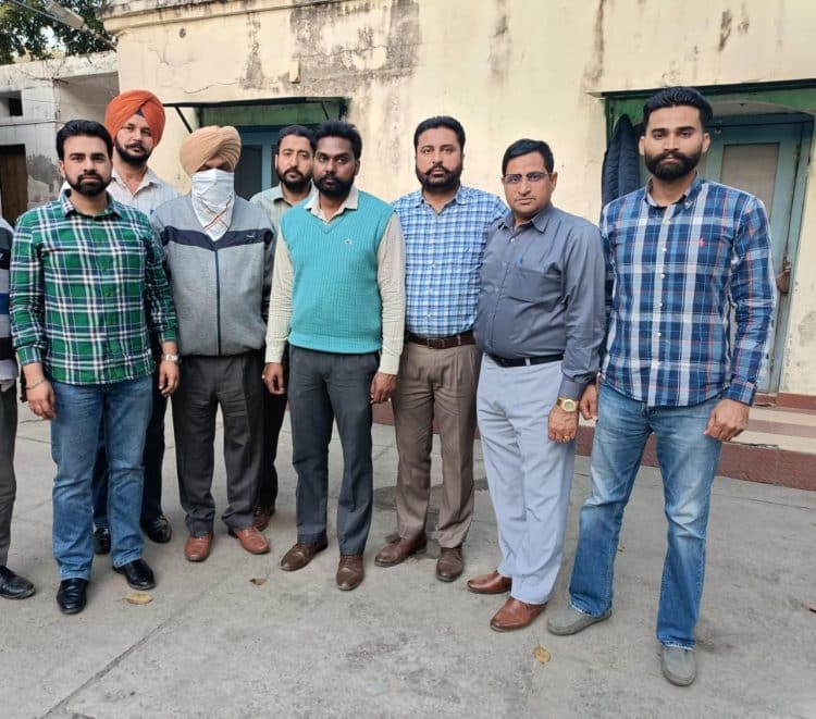 ਵਿਜੀਲੈਂਸ ਵਿਭਾਗ ਨੇ ਸਬ-ਇੰਸਪੈਕਟਰ ਨੂੰ 50000 ਰੁਪਏ ਰਿਸ਼ਵਤ ਲੈਂਦਿਆਂ ਰੰਗੇ ਹੱਥੀਂ ਕੀਤਾ ਕਾਬੂ