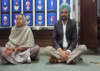 ਸਿੱਧੂ ਮੂਸੇਵਾਲਾ ਦੇ ਮਾਤਾ ਪਿਤਾ ਨੇ ਐਸਐਸਪੀ ਦੇ ਦਫਤਰ ਬਾਹਰ ਫਰਸ਼ ਉਪਰ ਬੈਠ ਕੇ ਦਿੱਤਾ ਧਰਨਾ