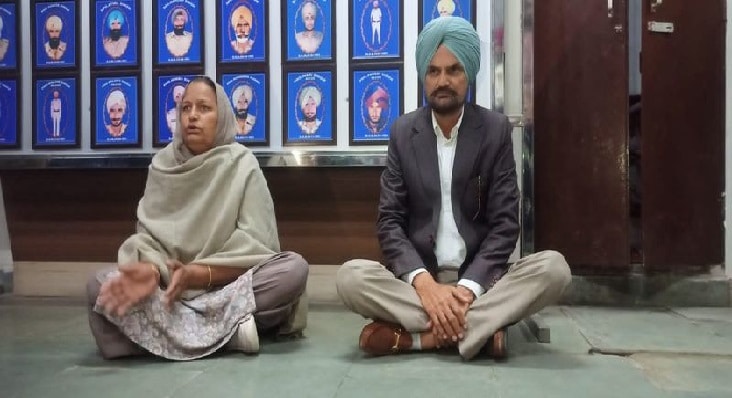ਸਿੱਧੂ ਮੂਸੇਵਾਲਾ ਦੇ ਮਾਤਾ ਪਿਤਾ ਨੇ ਐਸਐਸਪੀ ਦੇ ਦਫਤਰ ਬਾਹਰ ਫਰਸ਼ ਉਪਰ ਬੈਠ ਕੇ ਦਿੱਤਾ ਧਰਨਾ