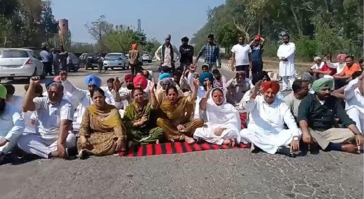 ਮੋਗਾ ਵਿੱਚ ਬਲਾਕ ਸੰਮਤੀ ਮੈਂਬਰ ਨੂੰ ਕੁੱਝ ਅਣਪਛਾਤੇ ਵਿਅਕਤੀਆਂ ਵੱਲੋਂ ਕੀਤਾ ਗਿਆ ਅਗਵਾ, ਕਾਂਗਰਸੀਆ ਨੇ ਘੇਰਿਆ ਥਾਣਾ 