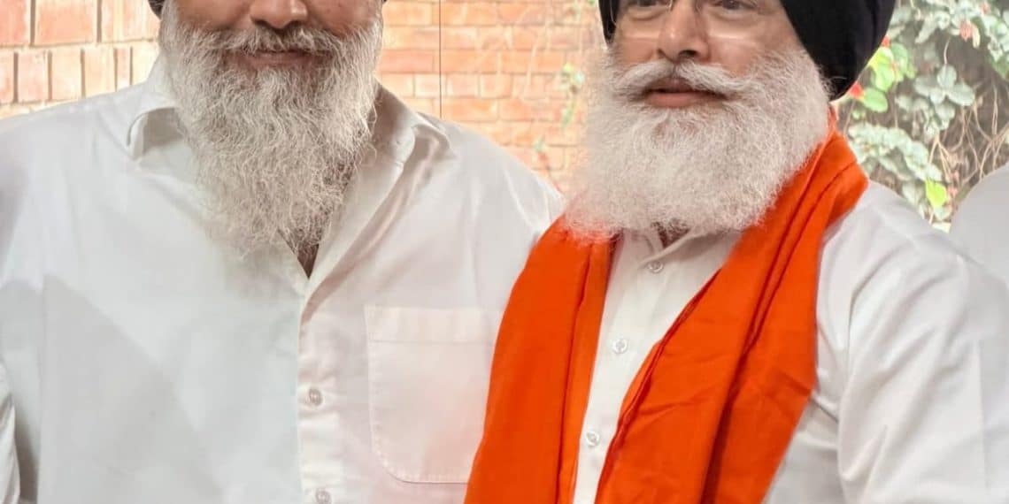 ਬਰਜਿੰਦਰ ਸਿੰਘ ਮੱਖਣ ਬਰਾੜ ਨੇ ਬਾਦਲ ਪਿੰਡ ਪਹੁੰਚ ਕੇ ਸੁਖਬੀਰ ਸਿੰਘ ਬਾਦਲ ਤੋਂ ਲਿਆ ਸਿਰੋਪਾਓ, ਸ਼੍ਰੋਮਣੀ ਅਕਾਲੀ ਦਲ ਬਾਦਲ ਵਿੱਚ ਦੁਬਾਰਾ ਹੋਏ ਸ਼ਾਮਲ 