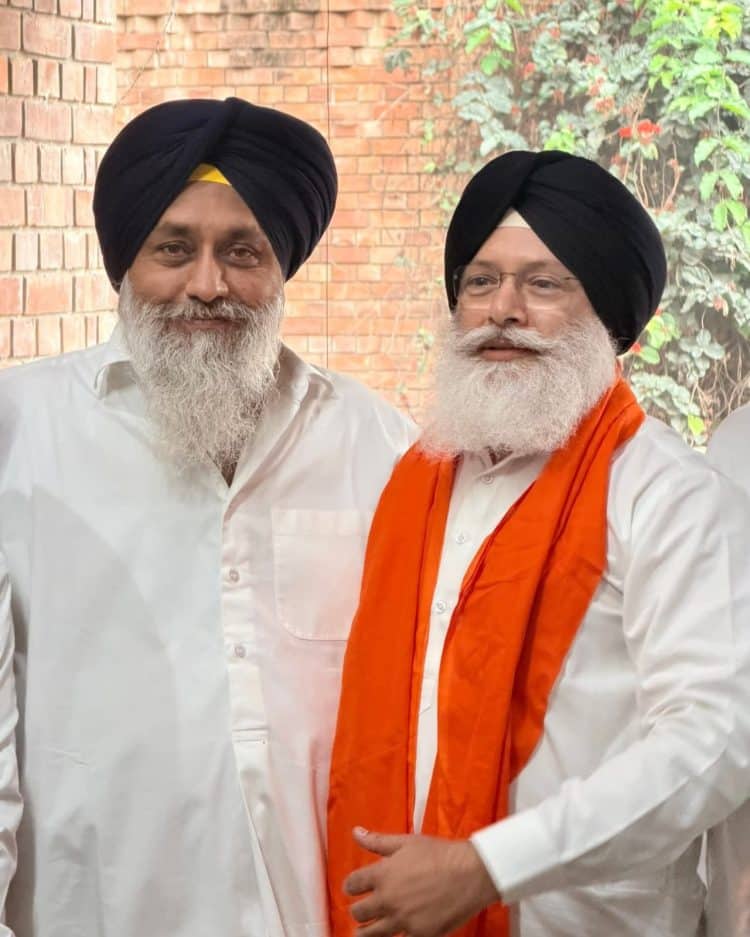 ਬਰਜਿੰਦਰ ਸਿੰਘ ਮੱਖਣ ਬਰਾੜ ਨੇ ਬਾਦਲ ਪਿੰਡ ਪਹੁੰਚ ਕੇ ਸੁਖਬੀਰ ਸਿੰਘ ਬਾਦਲ ਤੋਂ ਲਿਆ ਸਿਰੋਪਾਓ, ਸ਼੍ਰੋਮਣੀ ਅਕਾਲੀ ਦਲ ਬਾਦਲ ਵਿੱਚ ਦੁਬਾਰਾ ਹੋਏ ਸ਼ਾਮਲ 