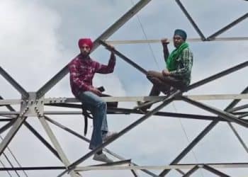 ਪੁਲਿਸ ਤੇ ਲੱਗੇ ਵੱਡੇ ਆਰੋਪ, ਇਨਸਾਫ ਲੈਣ ਲਈ ਪਿਓ ਪੁੱਤ ਚੜ੍ਹੇ ਬਿਜਲੀ ਵਾਲੇ ਵੱਡੇ ਟਾਵਰ ਉਪਰ