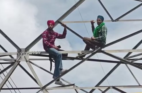 ਪੁਲਿਸ ਤੇ ਲੱਗੇ ਵੱਡੇ ਆਰੋਪ, ਇਨਸਾਫ ਲੈਣ ਲਈ ਪਿਓ ਪੁੱਤ ਚੜ੍ਹੇ ਬਿਜਲੀ ਵਾਲੇ ਵੱਡੇ ਟਾਵਰ ਉਪਰ