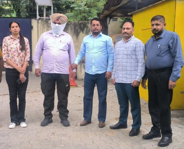 10000 ਰੁਪਏ ਰਿਸ਼ਵਤ ਲੈਂਦਾ ਨਾਇਬ ਕੋਰਟ ਵਿਜੀਲੈਂਸ ਵਿਭਾਗ ਵੱਲੋਂ ਰੰਗੇ ਹੱਥੀਂ ਕਾਬੂ