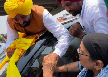 ਭਾਈ ਅੰਮ੍ਰਿਤਪਾਲ ਸਿੰਘ ਖ਼ਾਲਸਾ ਦੀ ਮਾਤਾ ਨੇ ਘੇਰਿਆ ਮੁੱਖ ਮੰਤਰੀ ਭਗਵੰਤ ਮਾਨ, ਸਵਾਲ : ਐਨ ਐਸ ਏ ਟੁੱਟਣ ਮਗਰੋਂ ਵੀ ਪੰਜਾਬ ਕਿਉਂ ਨਹੀਂ ਲਿਆਉਂਦੇ