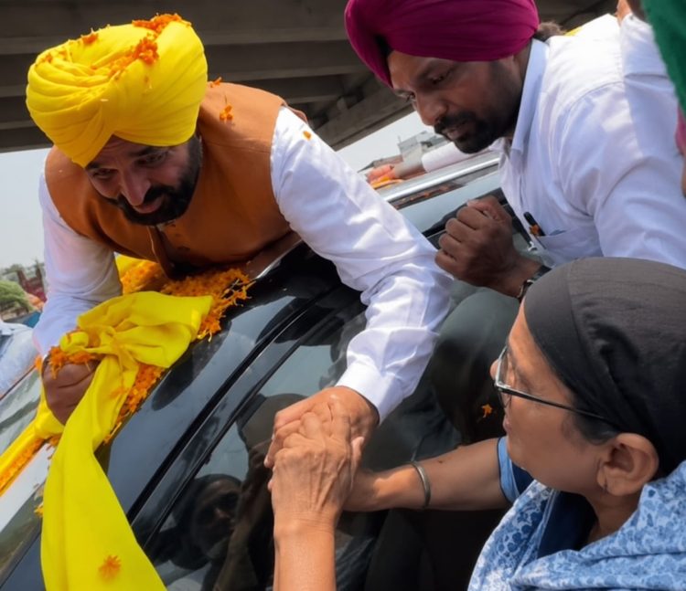 ਭਾਈ ਅੰਮ੍ਰਿਤਪਾਲ ਸਿੰਘ ਖ਼ਾਲਸਾ ਦੀ ਮਾਤਾ ਨੇ ਘੇਰਿਆ ਮੁੱਖ ਮੰਤਰੀ ਭਗਵੰਤ ਮਾਨ, ਸਵਾਲ : ਐਨ ਐਸ ਏ ਟੁੱਟਣ ਮਗਰੋਂ ਵੀ ਪੰਜਾਬ ਕਿਉਂ ਨਹੀਂ ਲਿਆਉਂਦੇ