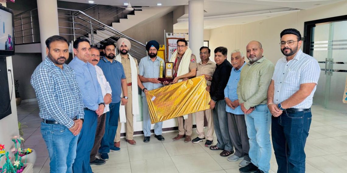 ਬਾਘਾਪੁਰਾਣਾ ਦੇ ਇੰਸਪੈਕਟਰ ਜਨਕ ਰਾਜ ਦਾ ਪ੍ਰਾਈਵੇਟ ਸਕੂਲ ਐਸੋਸੀਏਸ਼ਨ ਵੱਲੋਂ ਚੰਗੀ ਕਾਰਗੁਜ਼ਾਰੀ ਬਦਲੇ ਕੀਤਾ ਗਿਆ ਸਨਮਾਨ।
